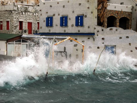 Bodrum ve Antalya fırtınaya teslim