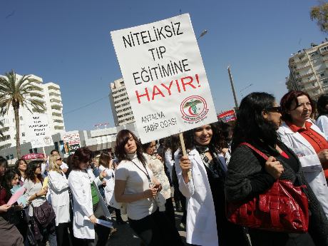 Öğretim üyeleri Sağlık Bakanlığı'nı protesto etti