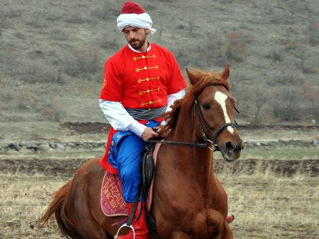 'Issız Adam', Kayseri'de at bindi, ok attı