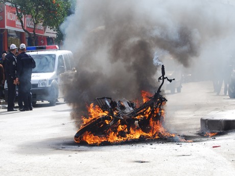 Trafik polisine kızdı, motosikletini yaktı