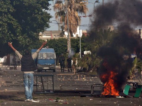 Tunus'ta göstericilere 'uyarı' ateşi