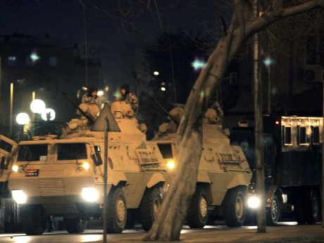 Mısır'da askerden göstericilere sert muamele