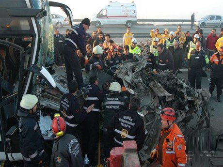 Bursa'da can pazarı: 20 araç birbirine girdi!