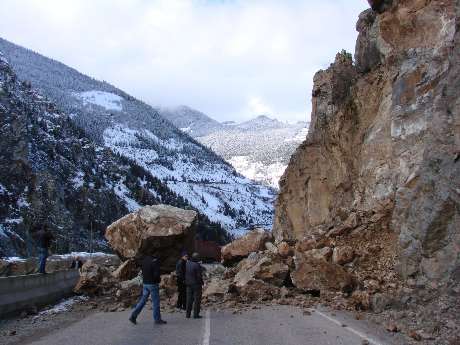 Heyelan karayolunu kapattı