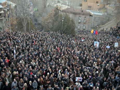 Erivan sokaklarında yine protesto