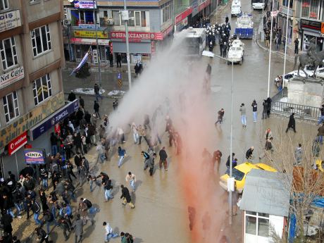 İzinsiz yürüyüşe polis müdahalesi