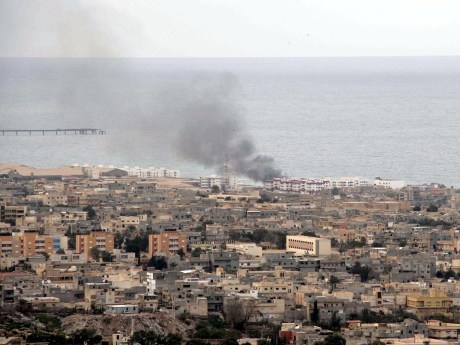 Kaddafi güçleri Brega'yı bombaladı