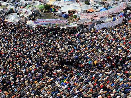 Yeni Başbakan Tahrir Meydanı'nda