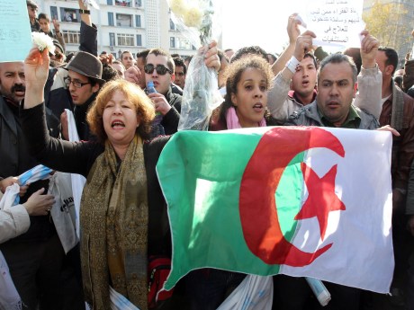 Cezayir'de protestolar engellendi