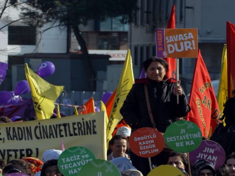 Kadınlar 'egemen şiddete' karşı meydandaydı