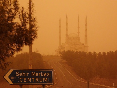 Yağmur, toz bulutundan kurtardı