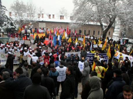 Maaşlarını alamayan işçiler eylem yaptı (12.04.2011)