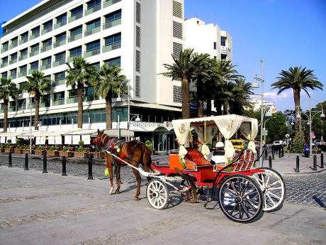 İzmir'in nostaljik faytonları ilgi bekliyor