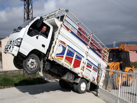 Kamyonet şaha kalktı