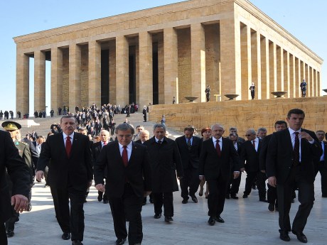 Siyasiler bayrama soğuk başladı