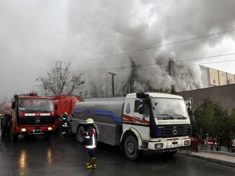 Başakşehir'deki fabrika yangını söndürüldü