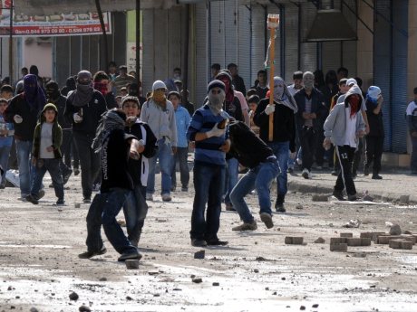 Polise molotofkokteyli, taş ve havai fişeklerle saldırdılar