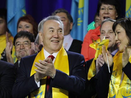 Nazarbayev yemin edip görevine başladı