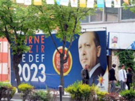 AKP afişi önünde nöbet