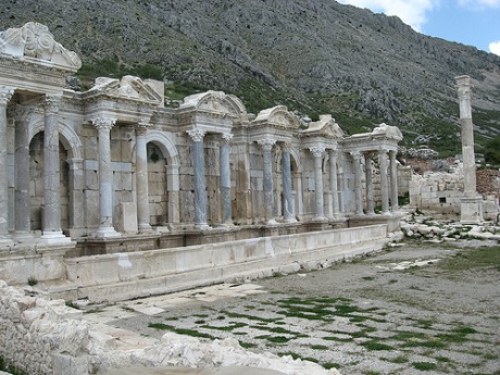 Antoninler Çeşmesi'ne ait heykellerin benzeri yapılacak