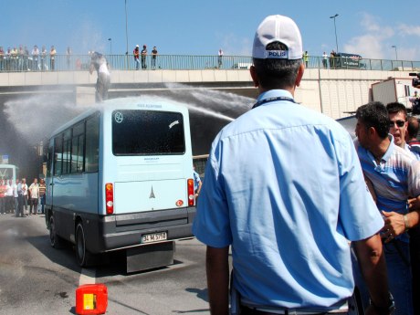 Erdoğan'ı minibüs yakarak protesto ettiler