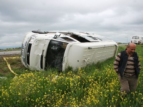 Üniversiteleri taşıyan minibüs devrildi: 16 yaralı