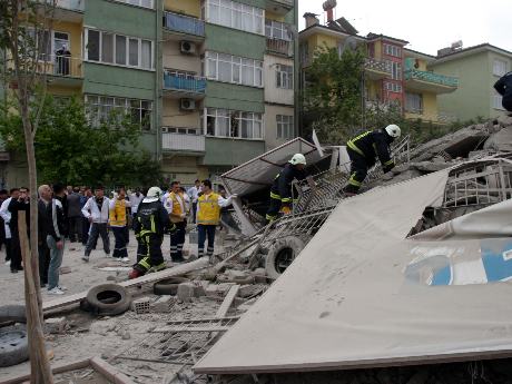 Çöken binanın çevresindeki binalar boşaltılıyor