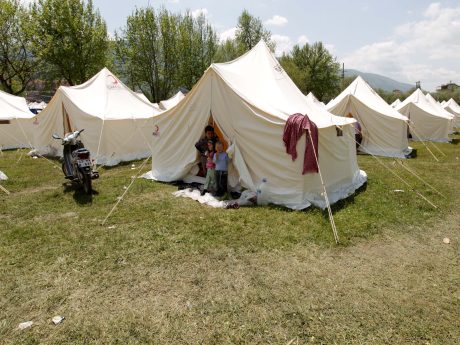 Çadırları parti amblemiyle dağıttılar