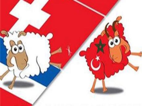 Irkçı parti halka çakı dağıtıyor