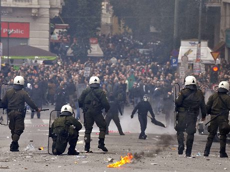 Mladiç'in yakalanmasını protesto ettiler