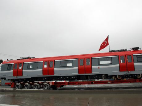 Kadıköy-Kartal metrosunda vagonlar raylara kondu