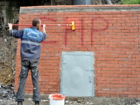 Başbakan geliyor diye CHP yazılarını sildiler