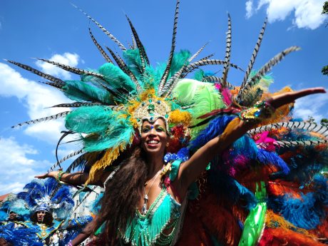 Berlin'de kültürler karnavalı geçidi