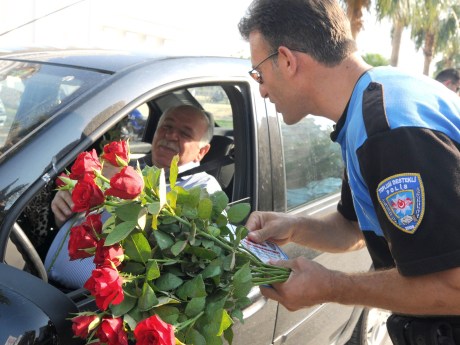 Polis, durdurduğu araçlardaki babalara gül dağıttı