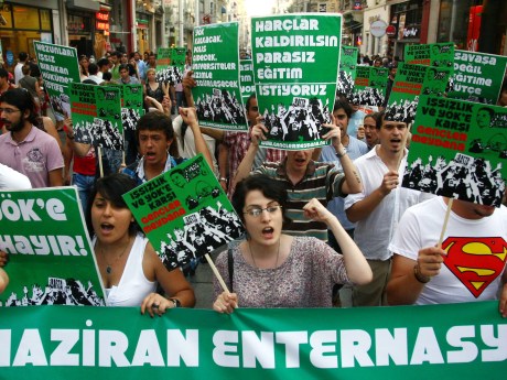 Beyoğlu'nda öğrencilerden protesto