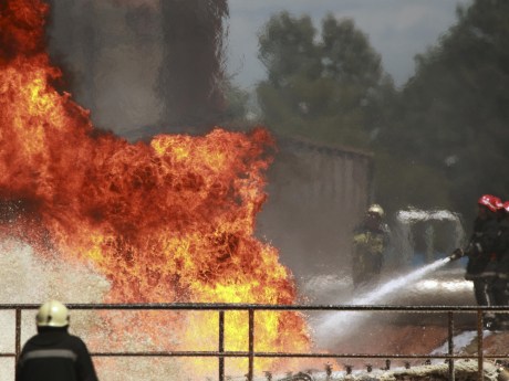 Petrol rafinerisinde çıkan yangın söndürüldü