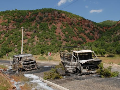 PKK yol kesip araç yaktı (22.06.2011)