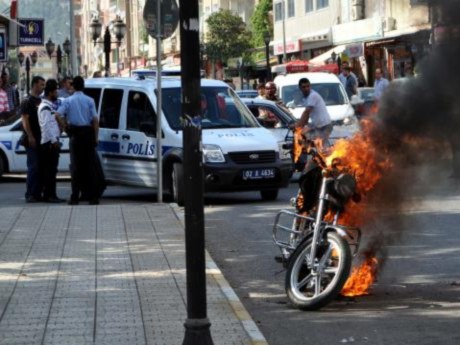 Polise kızdı, motosikletini yaktı