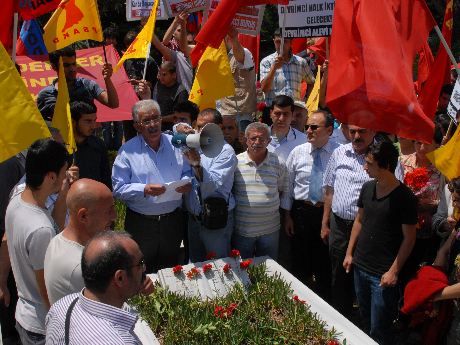 Bezirci ve Çimen mezarları başında anıldı