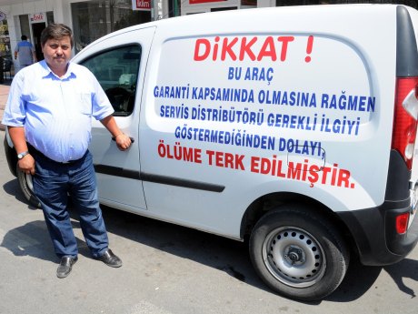 Yetikili servise kızdı, aracını 'ölüme' terk etti