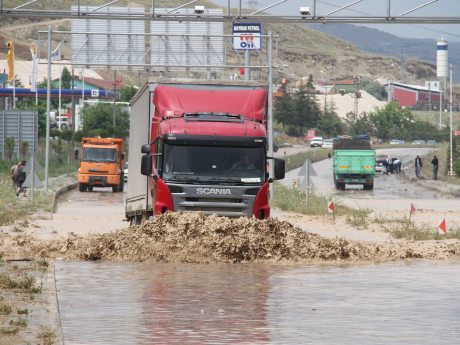 Çankırı'da sağanak otobanı kapattı