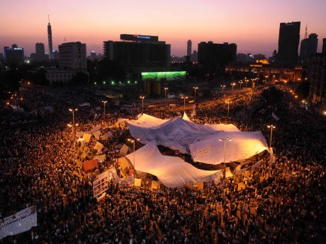 Tahrir karıştı: Halk ve asker karşı karşıya