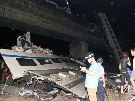 Hızlı tren kazasında ölü sayısı 35'e yükseldi