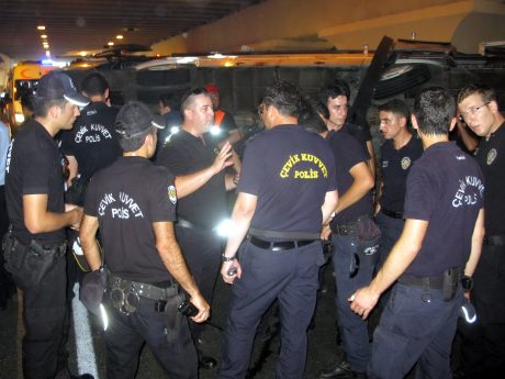 Polis aracı devrildi