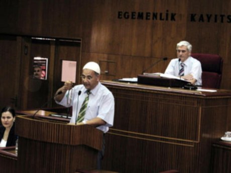 KKTC Meclisi'nde 'takkeli' vekil