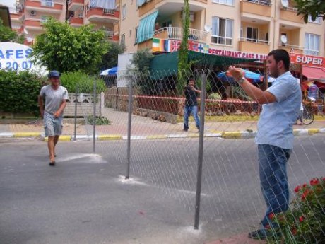 Davayı kazandı, yolu tel örgüyle kapattı