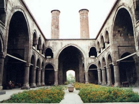 Tarihi çifte minareli medrese restore edilecek