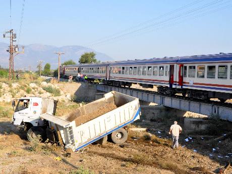 Tren kamyona çarptı: 1 ölü