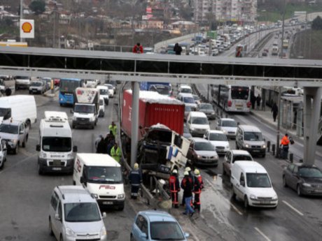 Servisle TIR çarpıştı: 12 yaralı