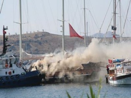 Marmaris'te tur teknesi yandı